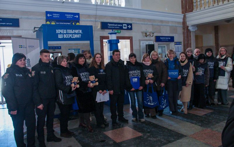 «ТОБІ ЦЕ ЗНАЙОМО?» — МОМ представила у Вінниці інсталяцію, що вчить розпізнавати небезпеку торгівлі людьми