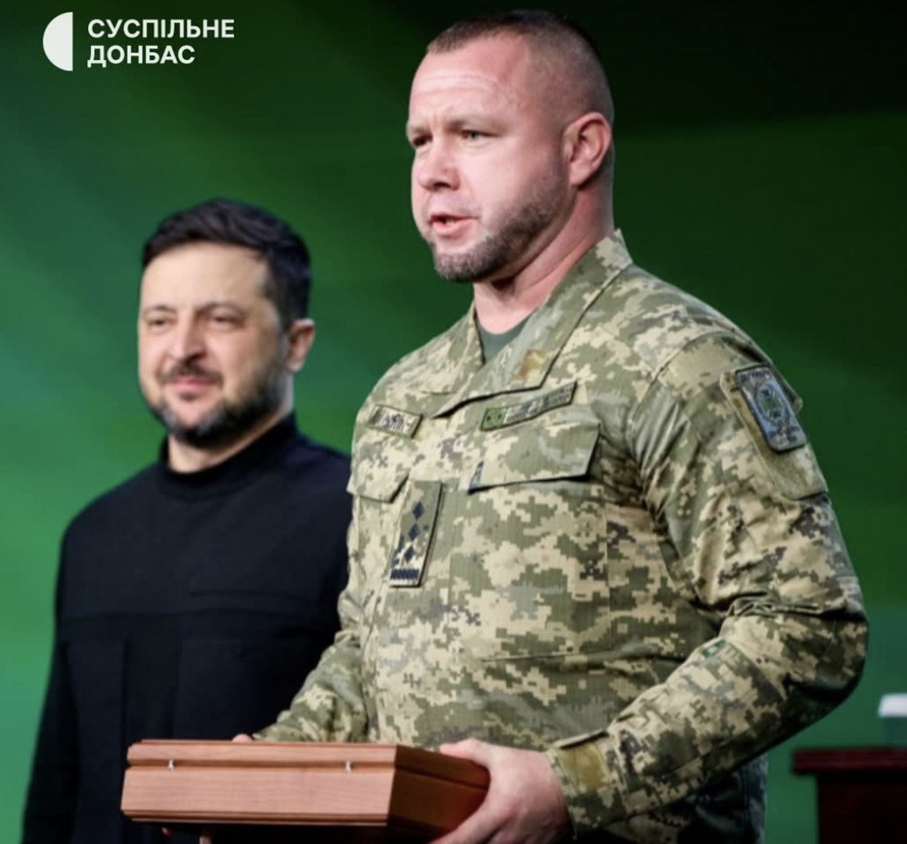 Герою Україну і нашому Земляку Зеленський вручив іменну зброю