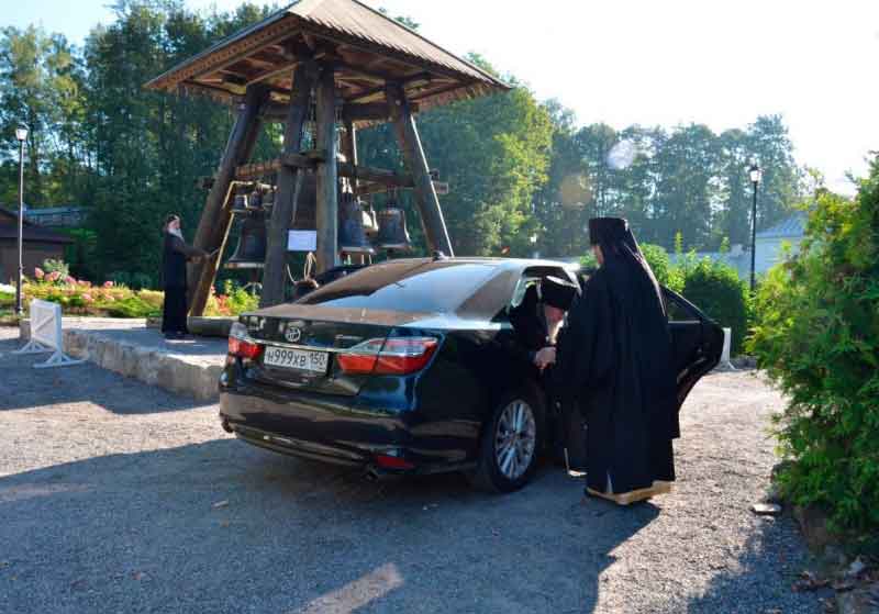 У священника МП нова машина і двоповерховий будинок, а він досі отримує субсидію