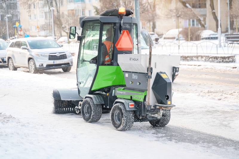 Комунальні служби з ночі обробляють територію міста протиожеледними матеріалами