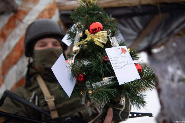 Наші військовослужбовці вкотре зустрічають Новий рік не за родинним столом, а в окопах, на позиціях, поруч із бойовою технікою