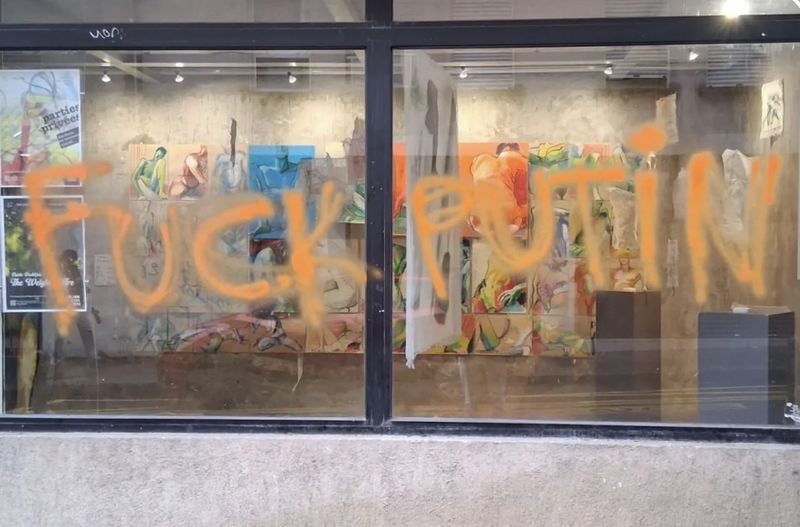 F*ck Putin: невідомі  розмалювали галерею у Парижі, де працює донька Путіна, — видання Paris Match