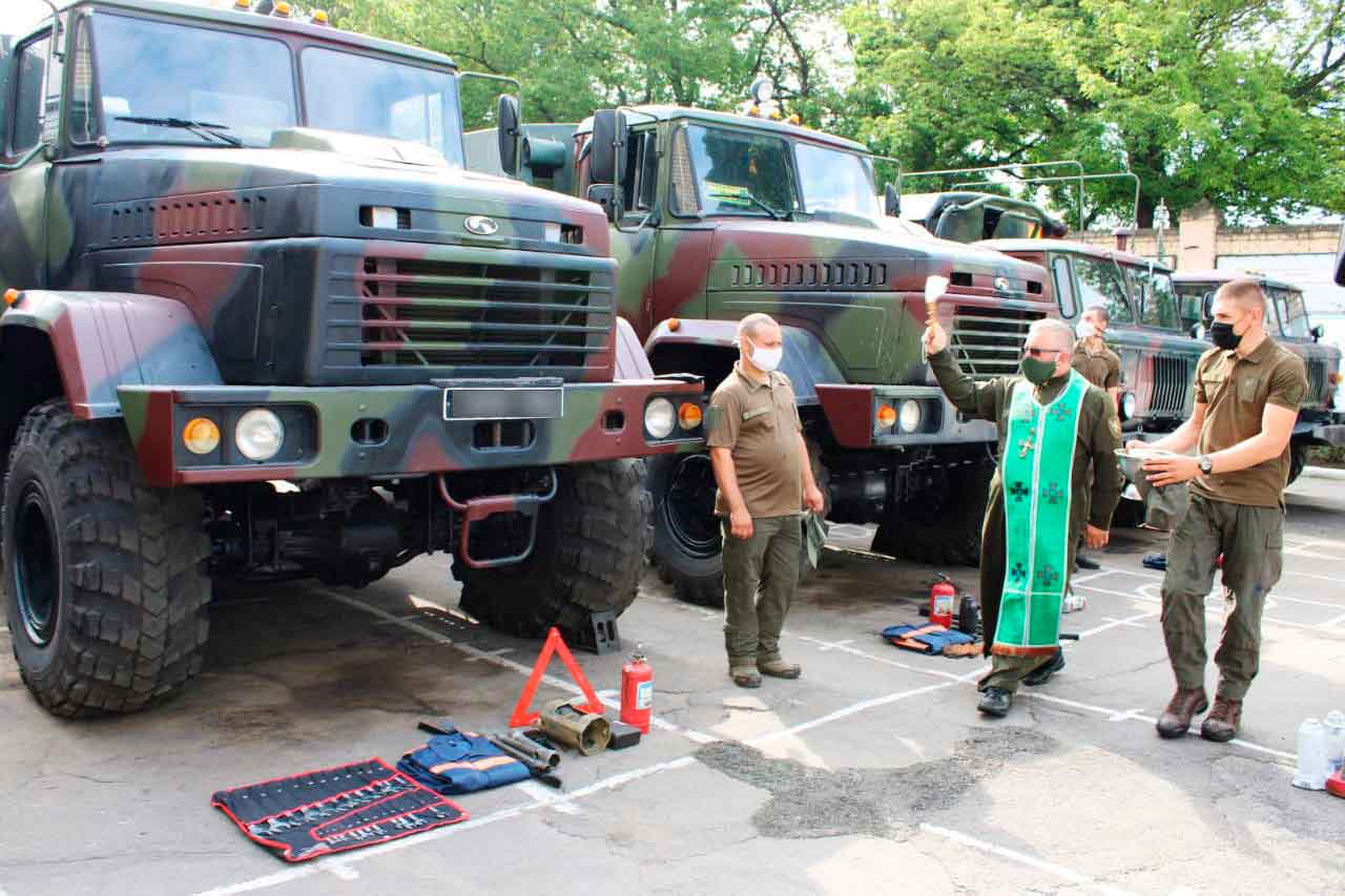 Чому священники філіалу фсб в Україні пішли кропити воєнні об’єкти водою, освяченою у московське Різдво? І одразу посилення обстрілів? Хто їх туди пускає?