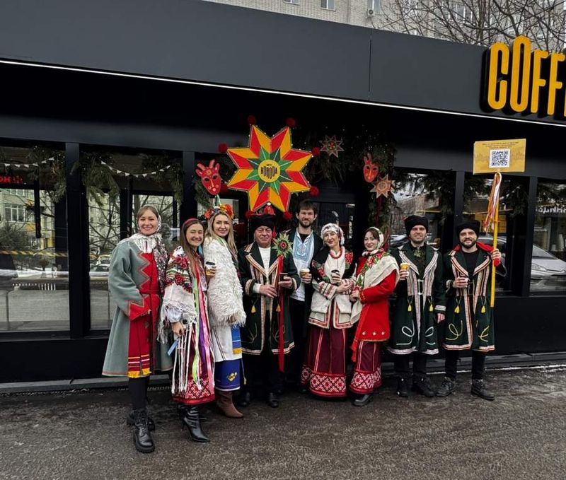 Колядники з вінницької кав’ярні зібрали понад 80 тисяч для ЗСУ