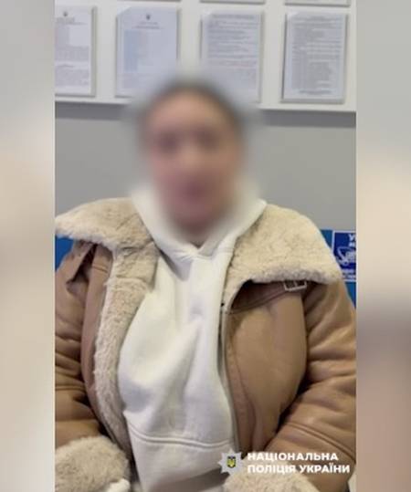 Поліцейські Вінниці склали протокол відносно дівчини, яка незаконно використовувала поліцейську символіку