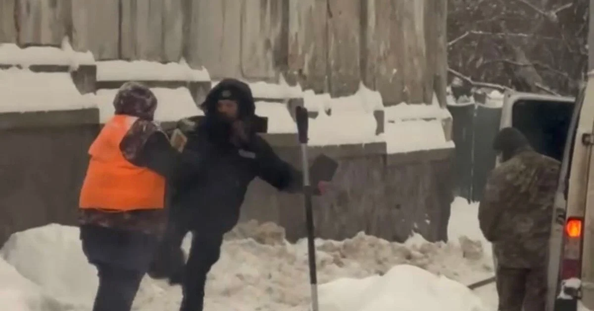 У Львові поліцейська ногою вдарила літню жінку, яка прибирала сніг