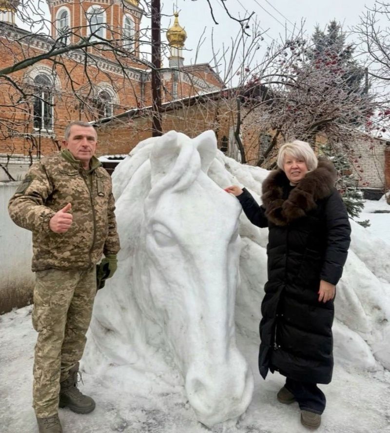 Снігова скульптура коня у Гайсині