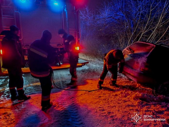 У новорічну ніч рятувальники Вінниччини визволяли автівки із снігових заметів