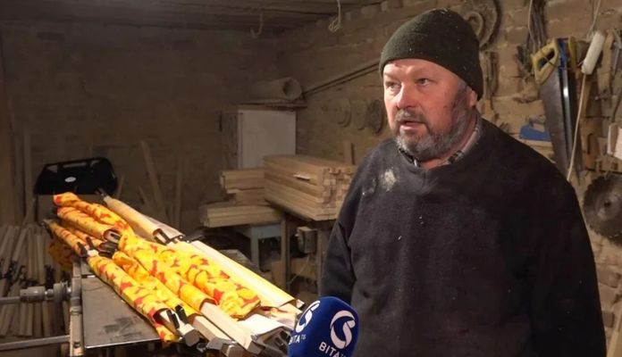 Волонтер з Вінниччини виготовляє розкладні ліжка для воїнів на фронті