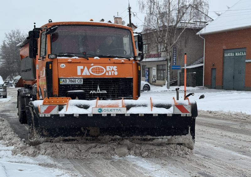 Десятки спецмашин та понад дві сотні людей задіяні в прибиранні снігу на вулицях та дворах Вінниці