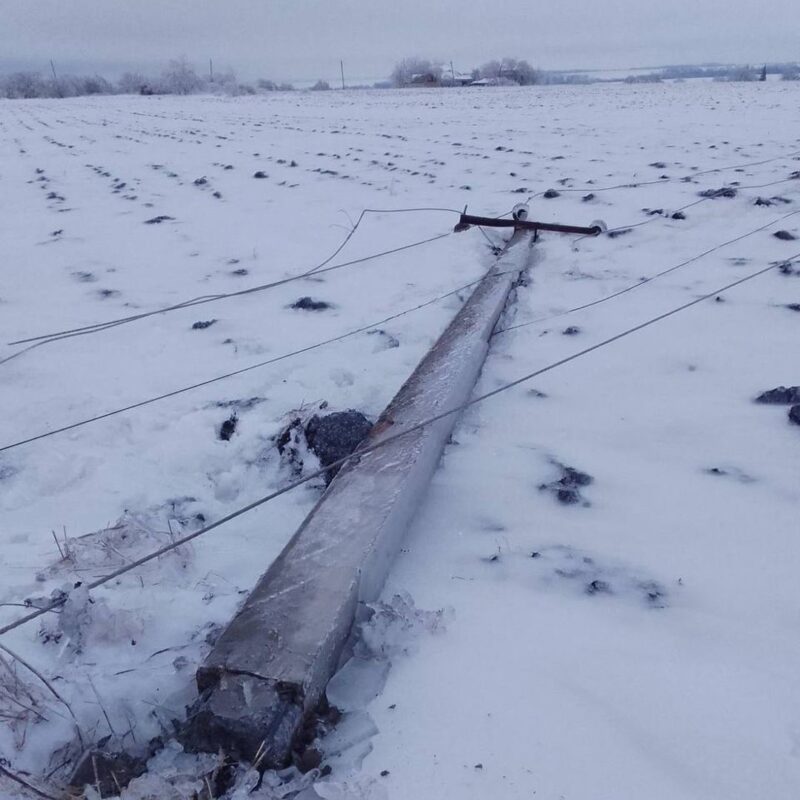 Через ожеледь на Вінниччині попадали опори ЛЕП