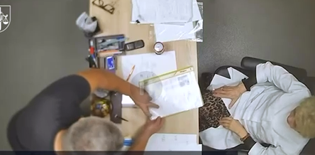 «Гроші в тумбачке» 2.0: цій пані з ВЛК чоловіки давали долари пачками просто в кабінеті, а вона складала їх в ящик.