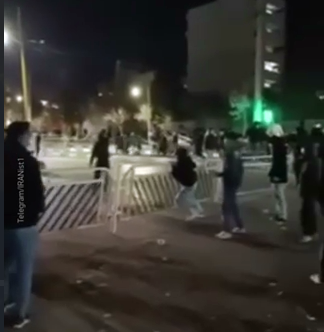 Протестувальники в Ірані спалюють державні прапори та поліцейські машини.