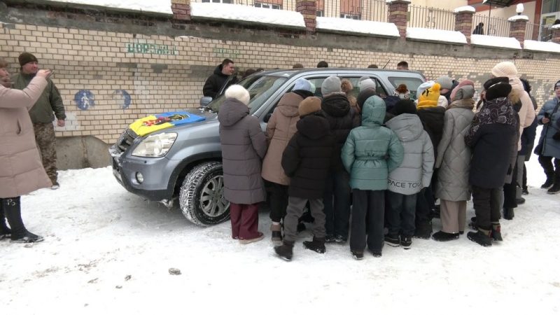 Ліцеїсти з Хмельницького передали військовим авто за кошти із ярмарків