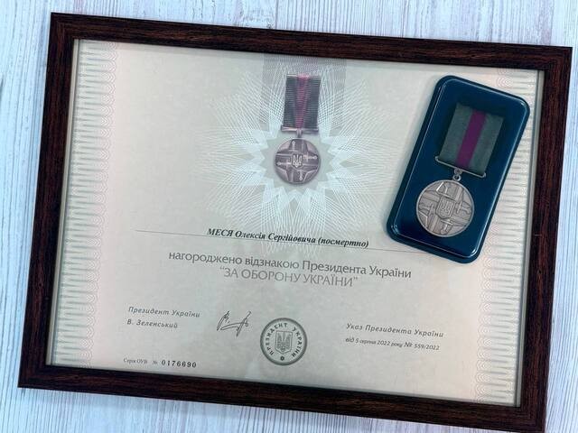 Родині загиблого пілота Олексія Меся передали державну нагороду