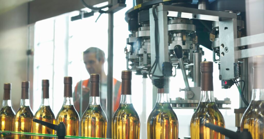 Алкогольні гіганти зупиняють виробництва через падіння попиту у світі