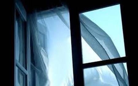 Мати викинула з вікна 9 поверху свою 8-річну доньку та вистрибнула слідом, — поліція