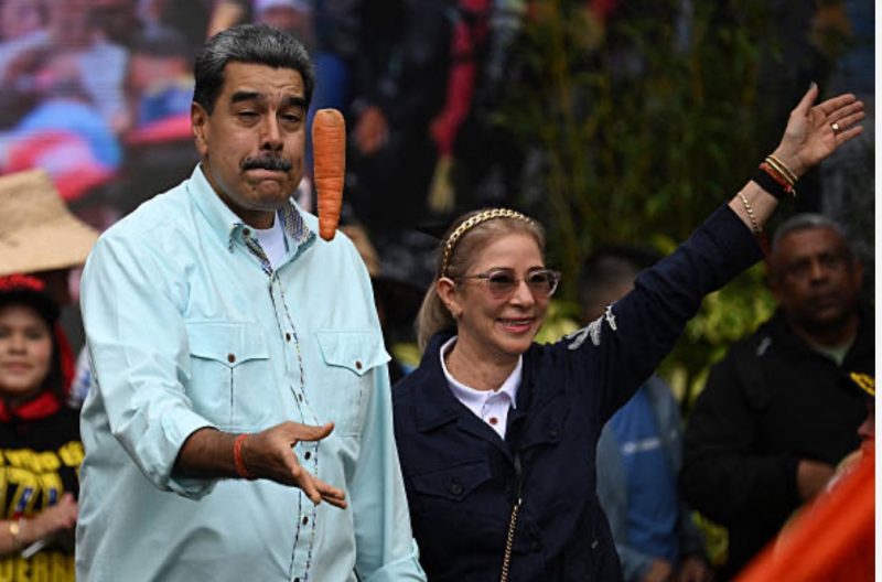 Диктатор Венесуели був затриманий і вивезений з дружиною з країни