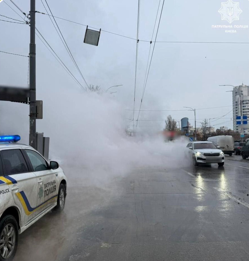 Дівчина впала в яму з окропом