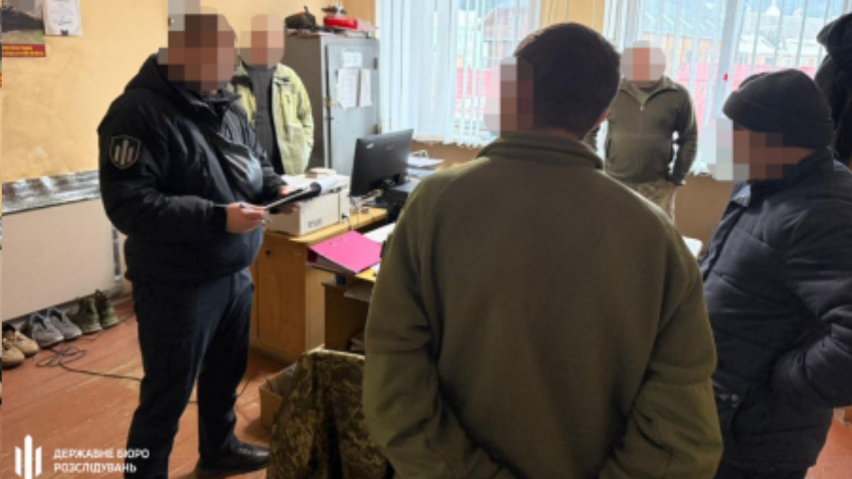 Працівник ТЦК разом зі своїм начальником знущався з військовозобов’язаних