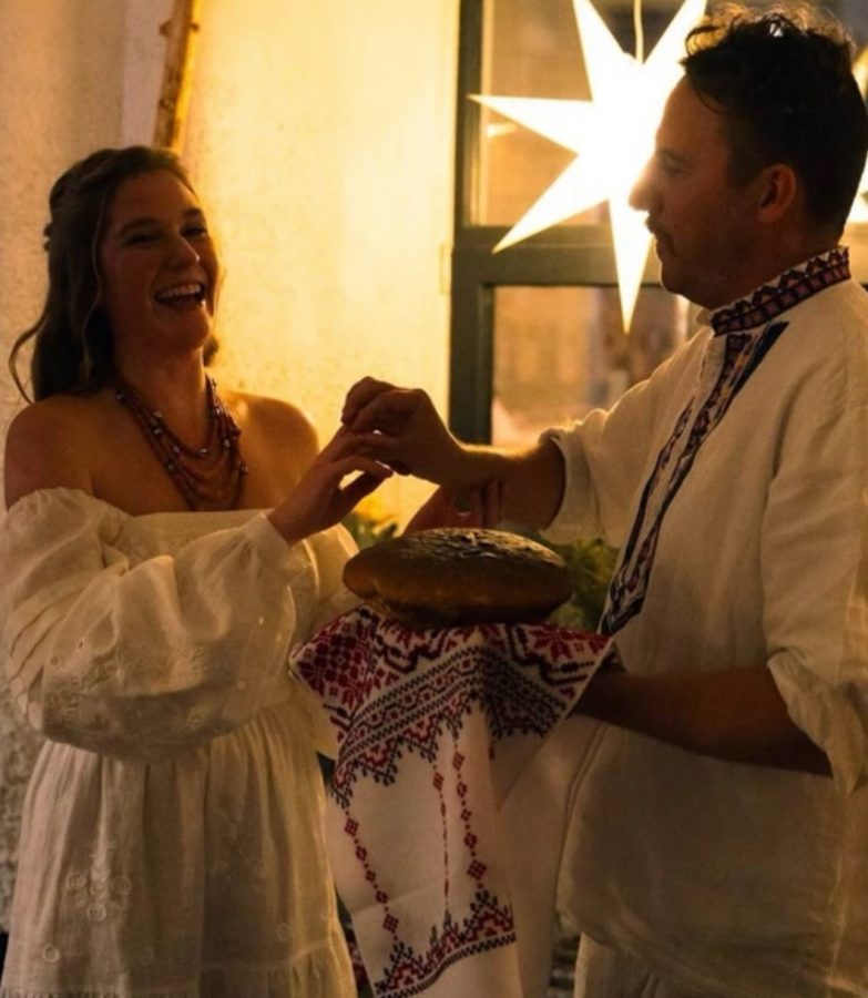 Клопотенко з рушником та короваєм заручився з коханою