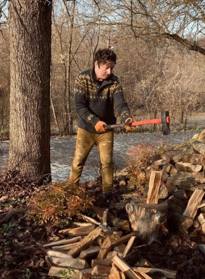 “Третя доба без світла”: Шуров показав, як із сокирою готувався до порятунку музичних інструментів від замерзання