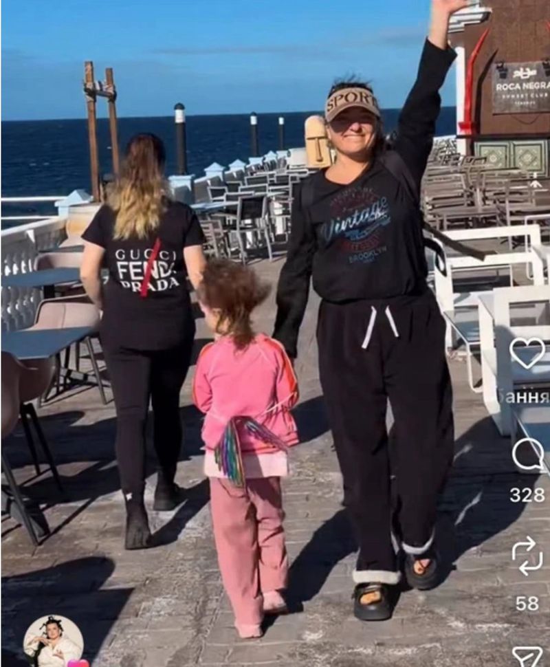 Наталія з 14-річною Сонею та 5-річною Мішель погуляли екзотичним містом