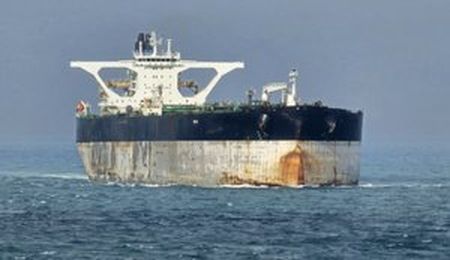 Українці із затриманого США “тіньового” танкера досі в морі