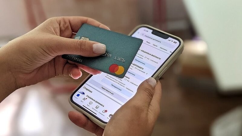 Стали жертвами псевдобанкірів