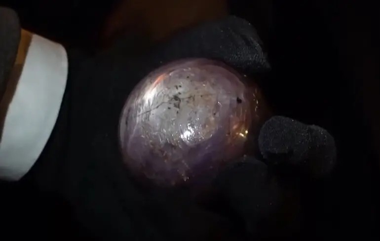 У Шрі-Ланці знайшли найбільший у світі фіолетовий зірчастий сапфір