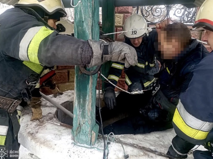 Рятувальники дістали чоловіка з 10-метрової криниці на Вінниччині