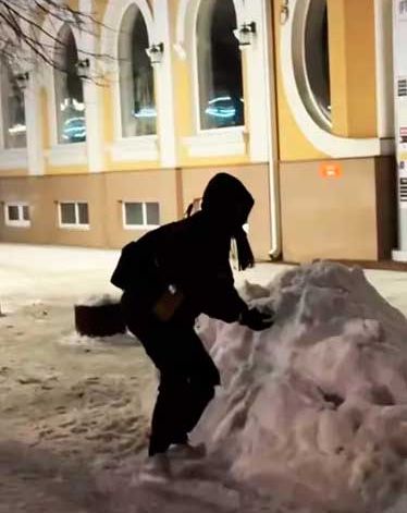 «Розваги» біля портретів загиблих, або Сніжки – в пам’ять, каміння – у майбутнє