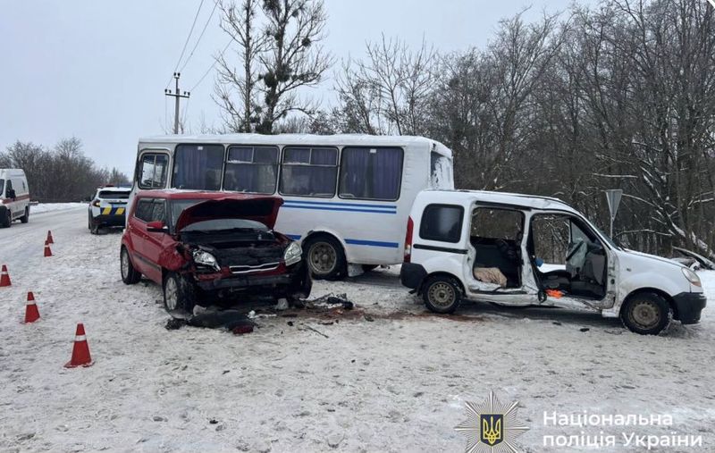 Масова автотроща – зіткнулись два авто та автобус