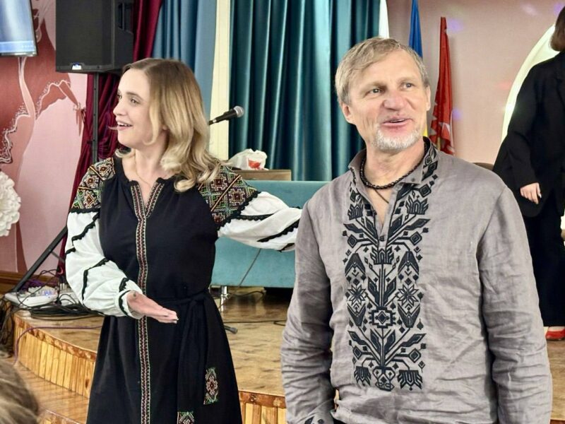 Відомий рок-музикант з учнями вінницького ліцею заспівали для поранених воїнів