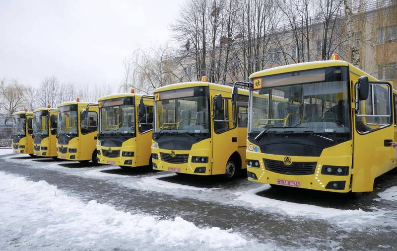8 шкільних автобусів отримали громади Вінниччини