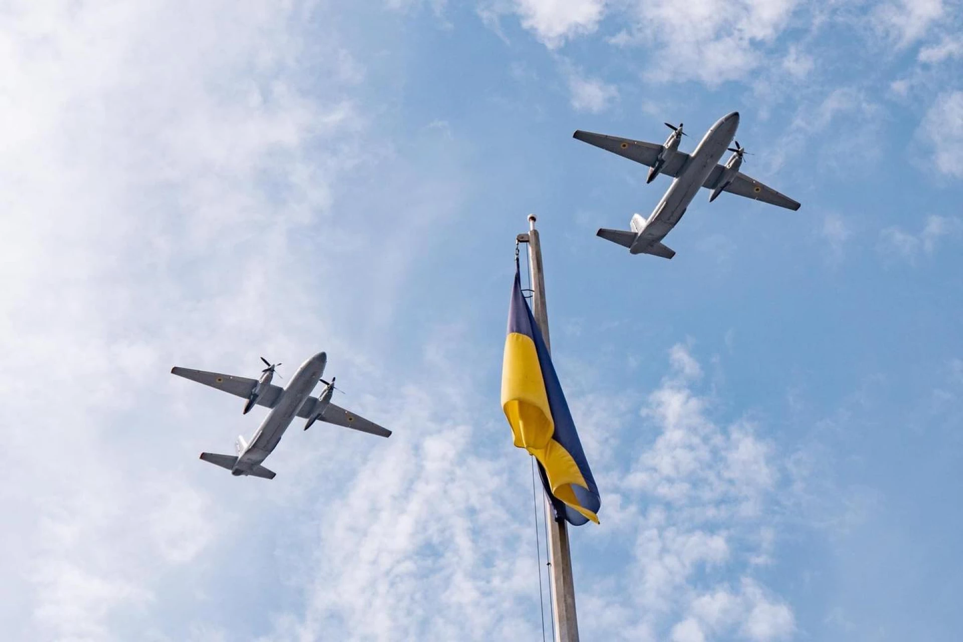 Президент відзначив за мужність бригаду транспортної авіації