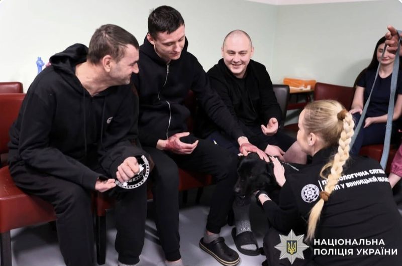 Поліцейські психологи разом із кінологами Вінниччини знову завітали до поранених військових, які проходять реабілітацію