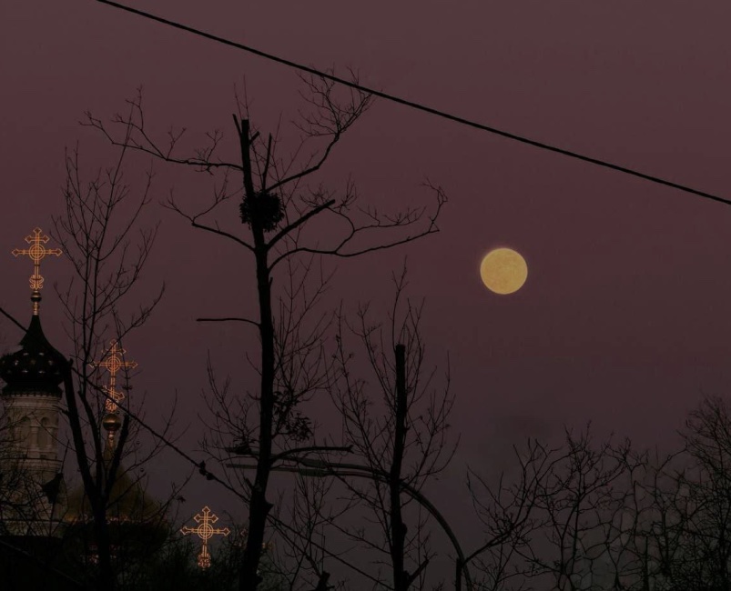 Вчора був Сніжний Місяць над Україною