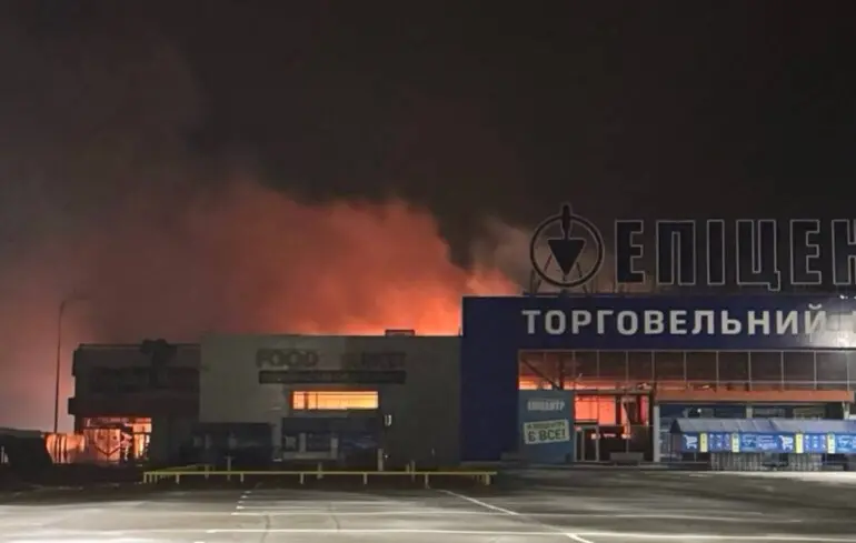 У Запоріжжі окупанти влучили в “Епіцентр”