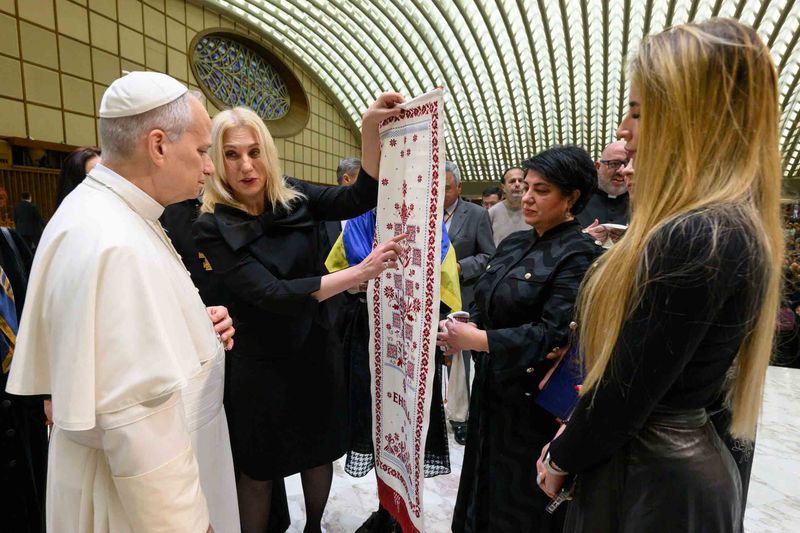 Папі Римському у Ватикані подарували рушник «Енеїда», створений за підтримки Фонду «МХП-Громаді»