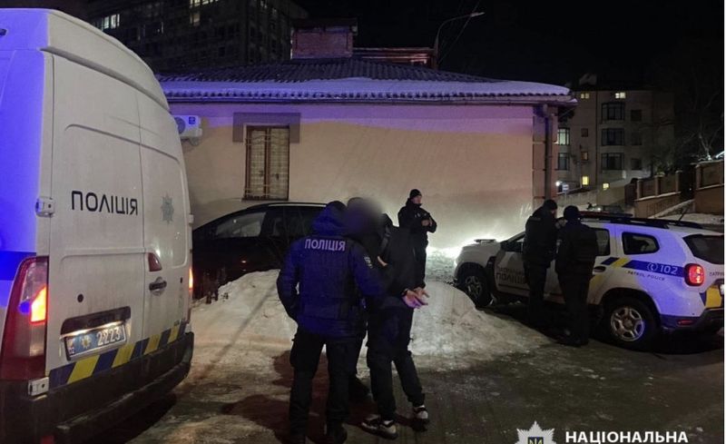 25-річному чоловікові, який прийшов до кафе з гранатою, загрожує до семи років позбавлення волі