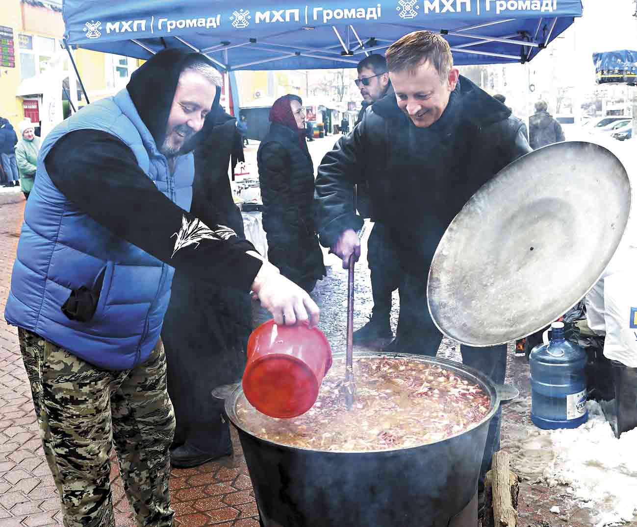 Борщ незламності від Кудлаєнка та зіркового кухаря Юрія Грицая варили у Вінниці за підтримки Фонду «МХП-Громаді» та ГО «Ми — вінничани»