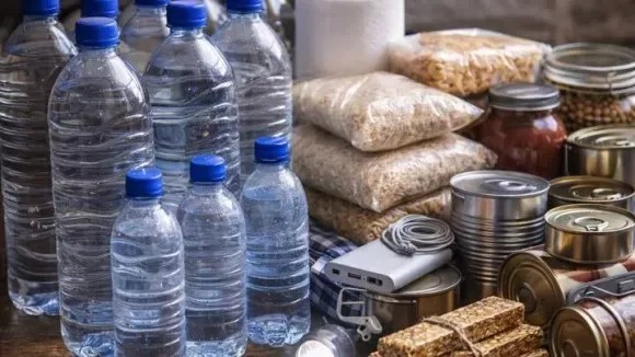 МВС радить українцям запастися водою, їжею та медикаментами