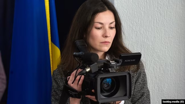 Білоруську журналістку, підозрювану в шпигунстві на КДБ, суд залишив під вартою