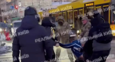 У Києві перехожі зашкодили бусифікації: