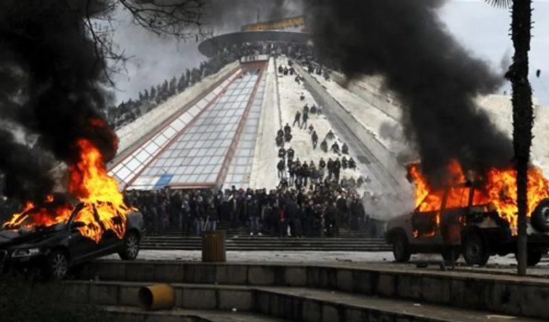 У Албанії протестувальники закидали коктейлями Молотова офіс премʼєра