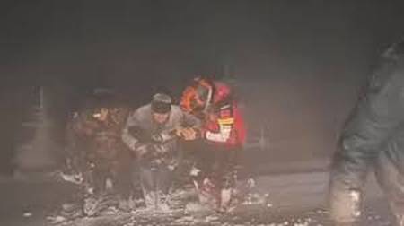 Були на межі життя та смерті: у горах Румунії врятували двох заблукалих та замерзлих українців