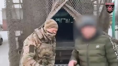 Спецпризначенці поліції врятували цивільного чоловіка з лінії вогню