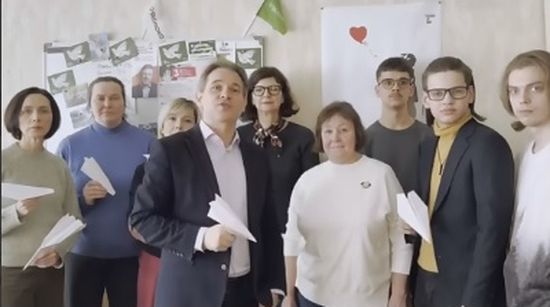 У Свердловській області росіяни протестують проти заборони Telegram, запускаючи паперові літачки