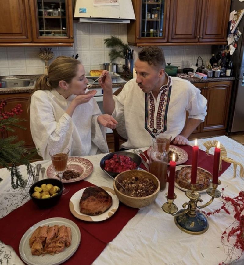 Зірковий ресторатор і кухар Євген Клопотенко запевняє, що покликав кохану Катерину Воскресенську заміж, бо не бачить сенсу затягувати, коли “серце тьохнуло”.